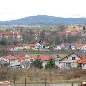 pohled na protivínskou ZŠ a zámek