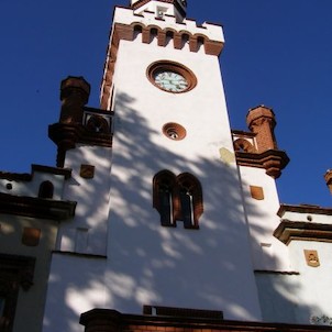 Dub zámek  věž s hodinami