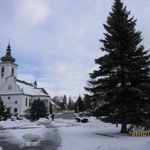 Volarské náměstí s kostelem