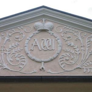 Detail ornamentu nad vchodem do parku