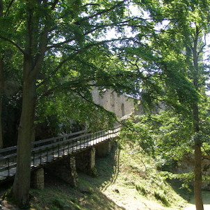 padací most hradu Choustník a okolní příroda