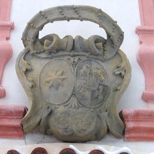 Zámek, Kartuš s erby nad hlavním vchodem