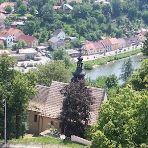 pohled z věže Kotnova, pohled z věže na kapli Sv. Filipa a Jakuba v parku pod Kotnovem a na řeku Lužnici