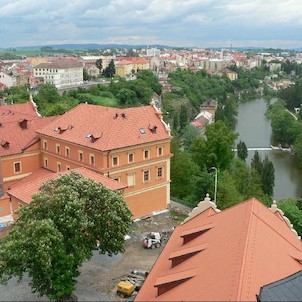 Výhled z věže na řeku