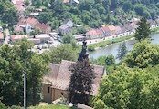 pohled z věže Kotnova, pohled z věže na kapli Sv. Filipa a Jakuba v parku pod Kotnovem a na řeku Lužnici