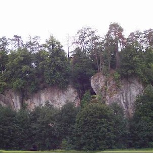 Holštejn, Pohled na skalní masív,místo zříceniny hradu Holštejna.Dole za porostem leží jeskyně Lidomorna.