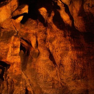 Interiér jeskyně s nápisy a podpisy z počátku 19. století
