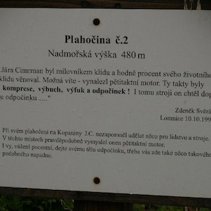 Naučná stezka Járy Cimrmana - plahočina č. 2 - detail, Z textu na plahočině: ...Jára Cimrman byl milovníkem klidu a hodně procent svého životního času klidu věnoval. Možná víte - vynalezl pětitaktní motor!