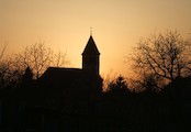 Západ slunce za kostelem
