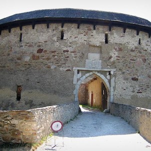 Pernštejn, Vstupní brána do hradu Pernštejn