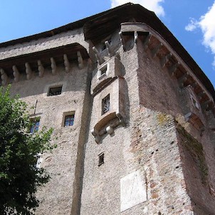 Pernštejn, Pohled na hrad Pernštejn