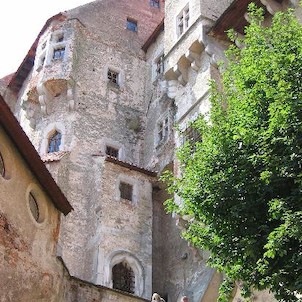 Pernštejn, Vstup přímo do hradu Pernštejn