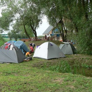 Táboření na ostrovech pod výklopníkem