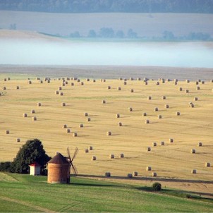 Větrný mlýn Chvalkovice - pohled od vrchu Hradisko