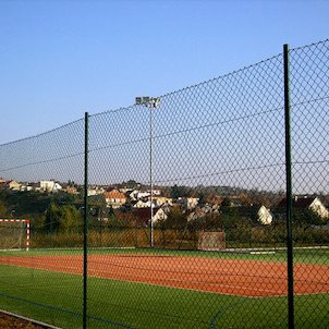 tenisové kurty a sportoviště v části Rakšice