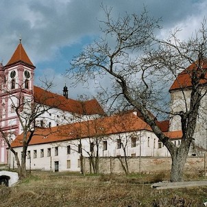 Loucký klášter od řeky