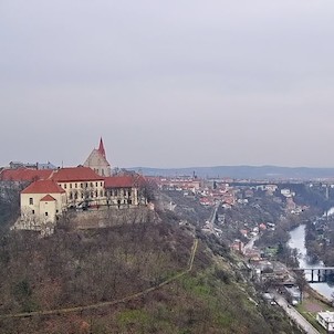 Hrad s městem v pozadí