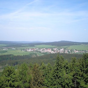 z rozhledny, Abertamy a Blatenský vrch, vlevo od něj Auersberg