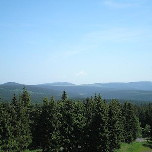 z rozhledny, nejvyšší vrcholy Krušných hor: zleva Božídarský Špičák, Fichtelberg a Klínovec