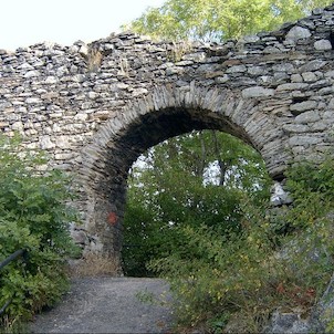 První brána, Původně gotický hrad ze 14.století. Hradní palác byl však v 18.století po požáru opuštěn.
