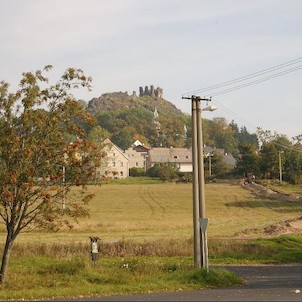 Panorama, pohled na hrad a obec ze západu - od silnice E 48