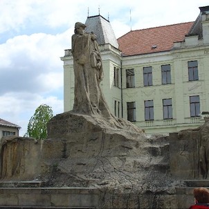 Hořice - socha J.Husa od L.Šalouna