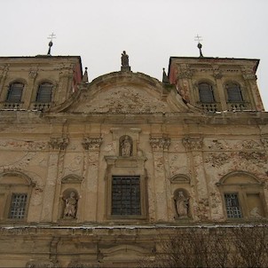 Průčelí kostela