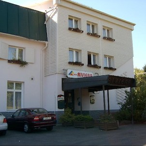 Riviera, Hotel se nachází v romantickém přírodním prostřední na břehu jezera, 7 km severně od centra Karlových Varů. K dispozici je hotelová restaurace s českou a mezinárodní kuchyní, café bar, letní terasa, ping-pong, biliar, půjčovna horských kol, vlast