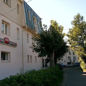 Hotel Riviera, Hotel Riviéra je umístěn na břehu přírodního jezera, v romantickém prostředí, 7 km severně od centra Karlových Varů.