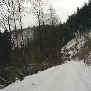 Svatošské skály 2, Národní přírodní památka Jas Svatoš (známá spíše pod názvem Svatošské skály) o rozloze 1,95 ha se nachází v údolí řeky Ohře mezi Karlovými Vary a Loktem. Bizarní skupina skalních věží, sloupů a jehel vytváří pozoruhodné útvary, o jejich