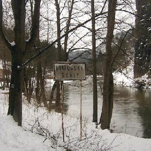 Svatošské skály 9, Národní přírodní památka Jas Svatoš (známá spíše pod názvem Svatošské skály) o rozloze 1,95 ha se nachází v údolí řeky Ohře mezi Karlovými Vary a Loktem. Bizarní skupina skalních věží, sloupů a jehel vytváří pozoruhodné útvary, o jejich