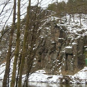 Svatošské skály 17, Národní přírodní památka Jas Svatoš (známá spíše pod názvem Svatošské skály) o rozloze 1,95 ha se nachází v údolí řeky Ohře mezi Karlovými Vary a Loktem. Bizarní skupina skalních věží, sloupů a jehel vytváří pozoruhodné útvary, o jejic