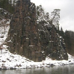 Svatošské skály 23, Národní přírodní památka Jas Svatoš (známá spíše pod názvem Svatošské skály) o rozloze 1,95 ha se nachází v údolí řeky Ohře mezi Karlovými Vary a Loktem. Bizarní skupina skalních věží, sloupů a jehel vytváří pozoruhodné útvary, o jejic