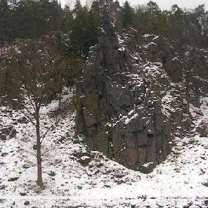 Svatošské skály 25, Národní přírodní památka Jas Svatoš (známá spíše pod názvem Svatošské skály) o rozloze 1,95 ha se nachází v údolí řeky Ohře mezi Karlovými Vary a Loktem. Bizarní skupina skalních věží, sloupů a jehel vytváří pozoruhodné útvary, o jejic