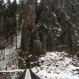 Svatošské skály 36, Národní přírodní památka Jas Svatoš (známá spíše pod názvem Svatošské skály) o rozloze 1,95 ha se nachází v údolí řeky Ohře mezi Karlovými Vary a Loktem. Bizarní skupina skalních věží, sloupů a jehel vytváří pozoruhodné útvary, o jejic