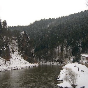 Svatošské skály 38, Národní přírodní památka Jas Svatoš (známá spíše pod názvem Svatošské skály) o rozloze 1,95 ha se nachází v údolí řeky Ohře mezi Karlovými Vary a Loktem. Bizarní skupina skalních věží, sloupů a jehel vytváří pozoruhodné útvary, o jejic