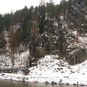 Svatošské skály 43, Národní přírodní památka Jas Svatoš (známá spíše pod názvem Svatošské skály) o rozloze 1,95 ha se nachází v údolí řeky Ohře mezi Karlovými Vary a Loktem. Bizarní skupina skalních věží, sloupů a jehel vytváří pozoruhodné útvary, o jejic