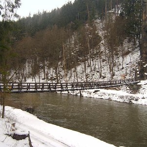 Svatošské skály 44, Národní přírodní památka Jas Svatoš (známá spíše pod názvem Svatošské skály) o rozloze 1,95 ha se nachází v údolí řeky Ohře mezi Karlovými Vary a Loktem. Bizarní skupina skalních věží, sloupů a jehel vytváří pozoruhodné útvary, o jejic