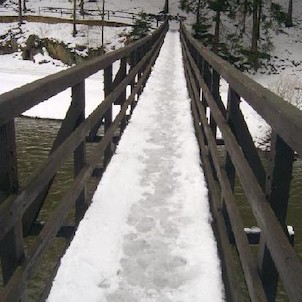 Svatošské skály 46, Národní přírodní památka Jas Svatoš (známá spíše pod názvem Svatošské skály) o rozloze 1,95 ha se nachází v údolí řeky Ohře mezi Karlovými Vary a Loktem. Bizarní skupina skalních věží, sloupů a jehel vytváří pozoruhodné útvary, o jejic