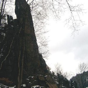 Svatošské skály 56, Národní přírodní památka Jas Svatoš (známá spíše pod názvem Svatošské skály) o rozloze 1,95 ha se nachází v údolí řeky Ohře mezi Karlovými Vary a Loktem. Bizarní skupina skalních věží, sloupů a jehel vytváří pozoruhodné útvary, o jejic