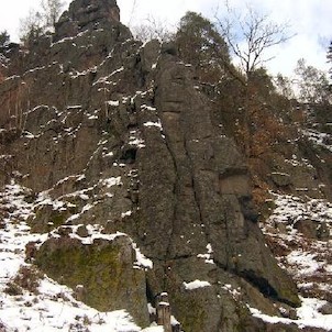 Svatošské skály 63, Národní přírodní památka Jas Svatoš (známá spíše pod názvem Svatošské skály) o rozloze 1,95 ha se nachází v údolí řeky Ohře mezi Karlovými Vary a Loktem. Bizarní skupina skalních věží, sloupů a jehel vytváří pozoruhodné útvary, o jejic