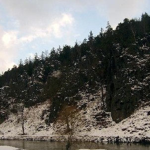 Svatošské skály 73, Národní přírodní památka Jas Svatoš (známá spíše pod názvem Svatošské skály) o rozloze 1,95 ha se nachází v údolí řeky Ohře mezi Karlovými Vary a Loktem. Bizarní skupina skalních věží, sloupů a jehel vytváří pozoruhodné útvary, o jejic