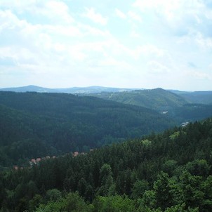 z rozhledny, hluboké údolí řeky Teplé se Slavkovským lesem