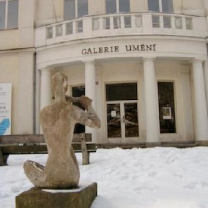 Galerie - K.Vary 5, Postavena původně jako vzorkovna zboží Chebské živnostenské a obchodní komory. Od roku 1953 je zde výhradně galerie umění. Dvě křídla se zajímavým středním členěním. Postavena roku 1912, Architekt Seitz