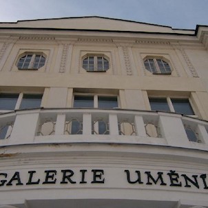 Galerie - K.Vary 4, Postavena původně jako vzorkovna zboží Chebské živnostenské a obchodní komory. Od roku 1953 je zde výhradně galerie umění. Dvě křídla se zajímavým středním členěním. Postavena roku 1912, Architekt Seitz