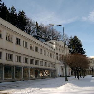 Galerie - K.Vary 2, Postavena původně jako vzorkovna zboží Chebské živnostenské a obchodní komory. Od roku 1953 je zde výhradně galerie umění. Dvě křídla se zajímavým středním členěním. Postavena roku 1912, Architekt Seitz