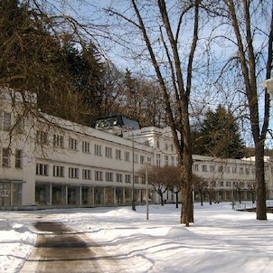 Galerie - K.Vary, Postavena původně jako vzorkovna zboží Chebské živnostenské a obchodní komory. Od roku 1953 je zde výhradně galerie umění. Dvě křídla se zajímavým středním členěním. Postavena roku 1912, Architekt Seitz