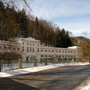 Galerie umění 7, Postavena původně jako vzorkovna zboží Chebské živnostenské a obchodní komory. Od roku 1953 je zde výhradně galerie umění. Dvě křídla se zajímavým středním členěním. Postavena roku 1912, Architekt Seitz