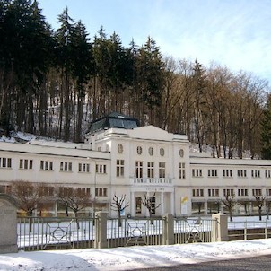 Galerie umění 6, Postavena původně jako vzorkovna zboží Chebské živnostenské a obchodní komory. Od roku 1953 je zde výhradně galerie umění. Dvě křídla se zajímavým středním členěním. Postavena roku 1912, Architekt Seitz