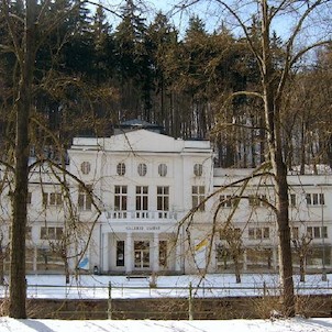 Galerie umění 5, Postavena původně jako vzorkovna zboží Chebské živnostenské a obchodní komory. Od roku 1953 je zde výhradně galerie umění. Dvě křídla se zajímavým středním členěním. Postavena roku 1912, Architekt Seitz